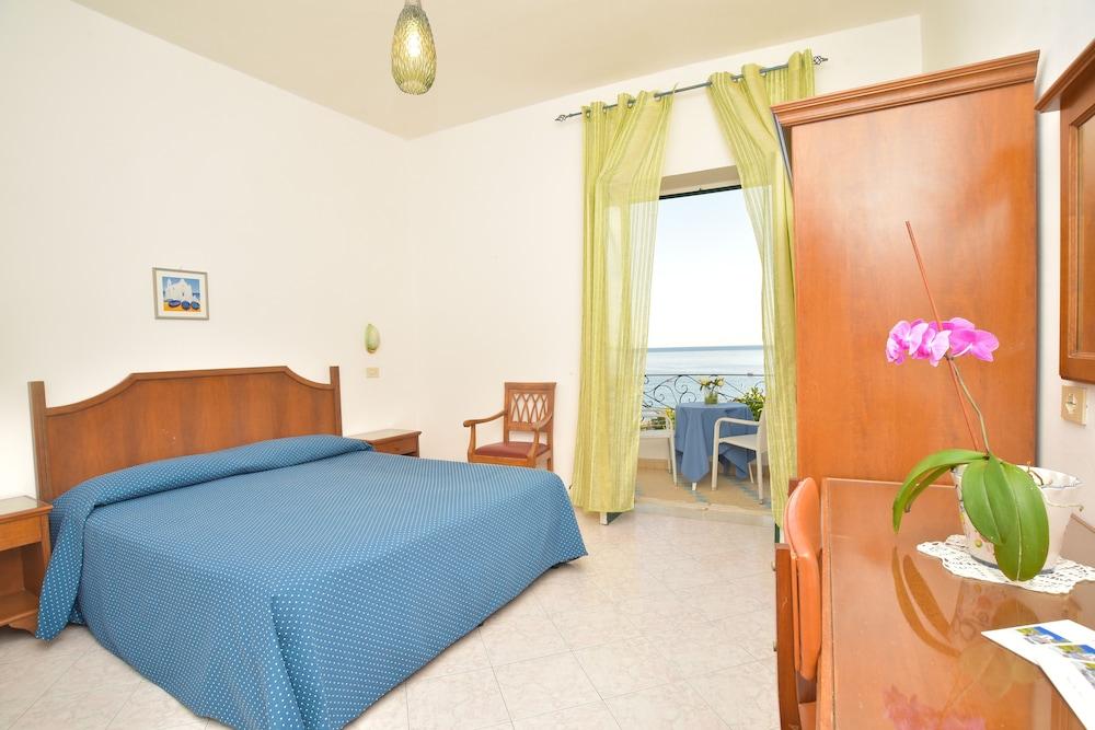 Maronti Hotel