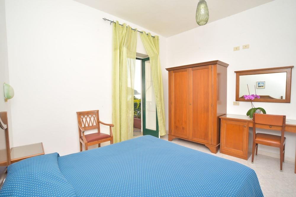 Hotel Maronti 3*